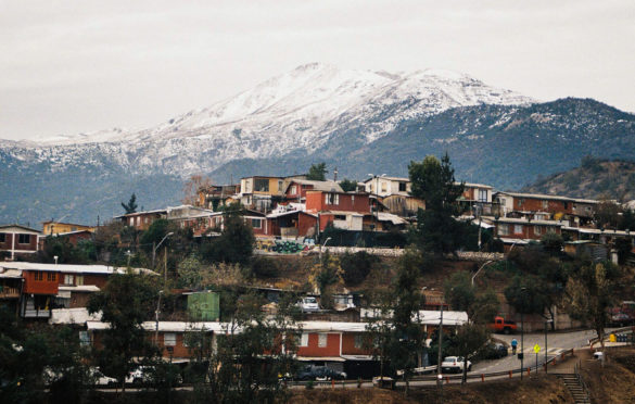 Dentro de los países que más redujeron la pobreza, entre 2015 y 2017, se encuentra Chile. Según detalla un informe de la Comisión Económica para América Latina y el Caribe (Cepal), el país pasó de un 13,7% a un 10,7%. A pesar de esto, el “Mapa Social de Campamentos” del Ministerio de Vivienda y Urbanismo (Minvu), junto a catastros efectuados por TECHO Chile, establecieron que el número de campamentos creció un 48% en seis años, cifra similar a la de 1985.