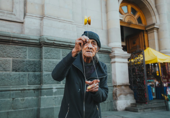 Don lucho (93) vive en las plazas y cree que ahí nació. Ha logrado hacerse de un equipo de yoyós y sogas que utiliza para exponer un show lleno de trucos y técnicas varias frente a las personas que transitan por El Centro De Santiago.