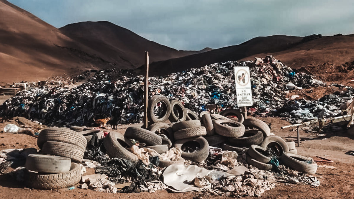 <span class='epigrafe'>La ruta del fast fashion en Chile:</span>Del maniquí a la basura: el alto impacto ambiental de la moda desechable