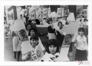 Jóvenes en una marcha llevando carteles de propaganda de Salvador Allende. Centro de Documentación de la Fundación Salvador Allende.