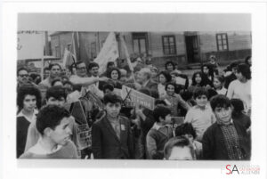 Salvador Allende rodeado de adeptos, hombres, mujeres y niños con carteles de propaganda. Centro de Documentación de la Fundación Salvador Allende.