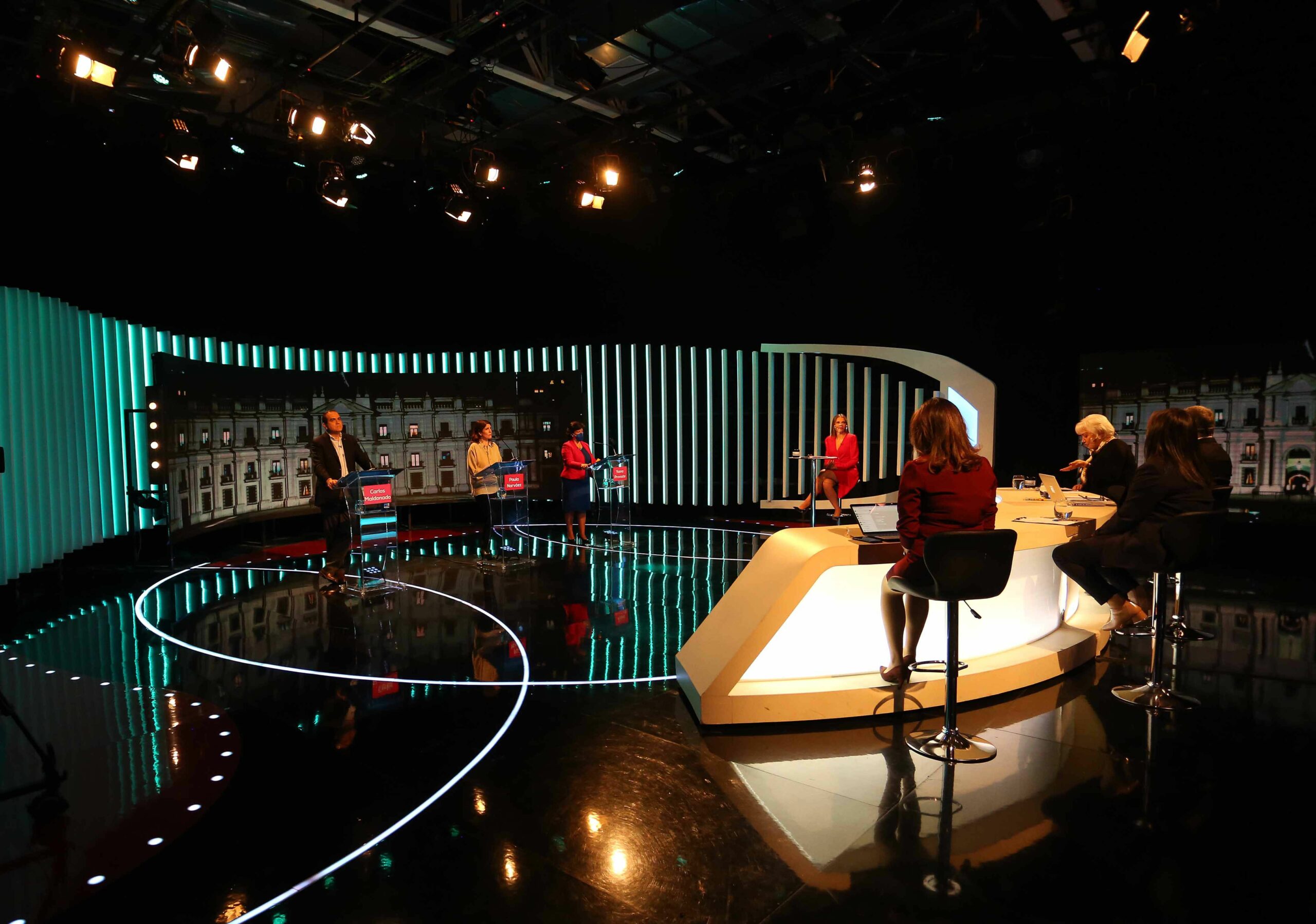Estudio de televisión con candidatos presidenciales de Unidad Constituyente, que participan de un debate organizado por un canal de televisión.