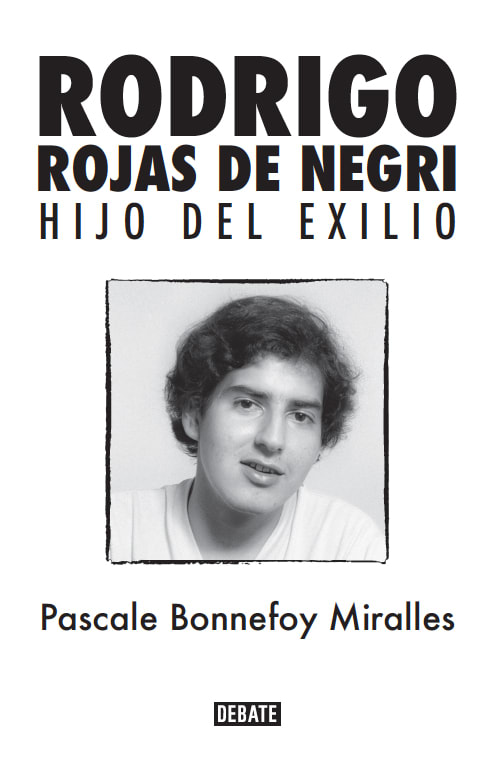 Portada del libro Rodrigo Rojas De Negri: Hijo del exilio. De color blanco con letras negras, muestra una fotografía de Rojas en primer plano.
