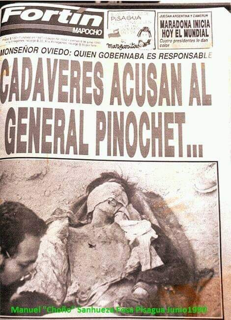 Recorte de un periódico que muestra un cuerpo momificado encontrado en Pisagua