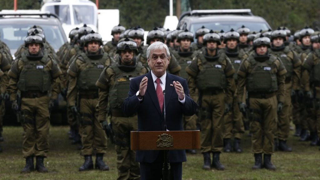 El Presidente Sebastián Piñera anuncia la creación de una policía especializada para La Araucanía denominada Comando Jungla. De fondo aparecen decenas de Carabineros entrenados militarmente que formarán parte del grupo.