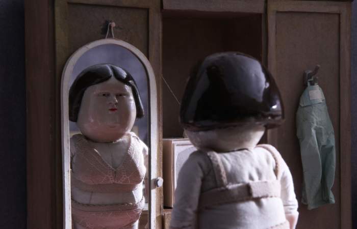La figura de Olderock frente al espejo en Bestia