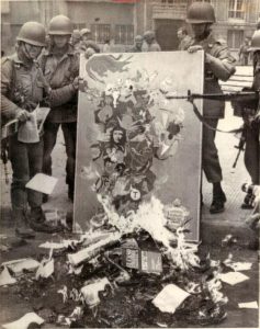 Militares quemando libros en las afueras de las Torres San Borja. Santiago, 1973. Archivo Museo de la Memoria y los Derechos Humanos