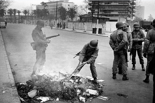 Militares quemando libros en las afueras de las Torres San Borja. Santiago, 1973. Archivo Museo de la Memoria y los Derechos Humanos