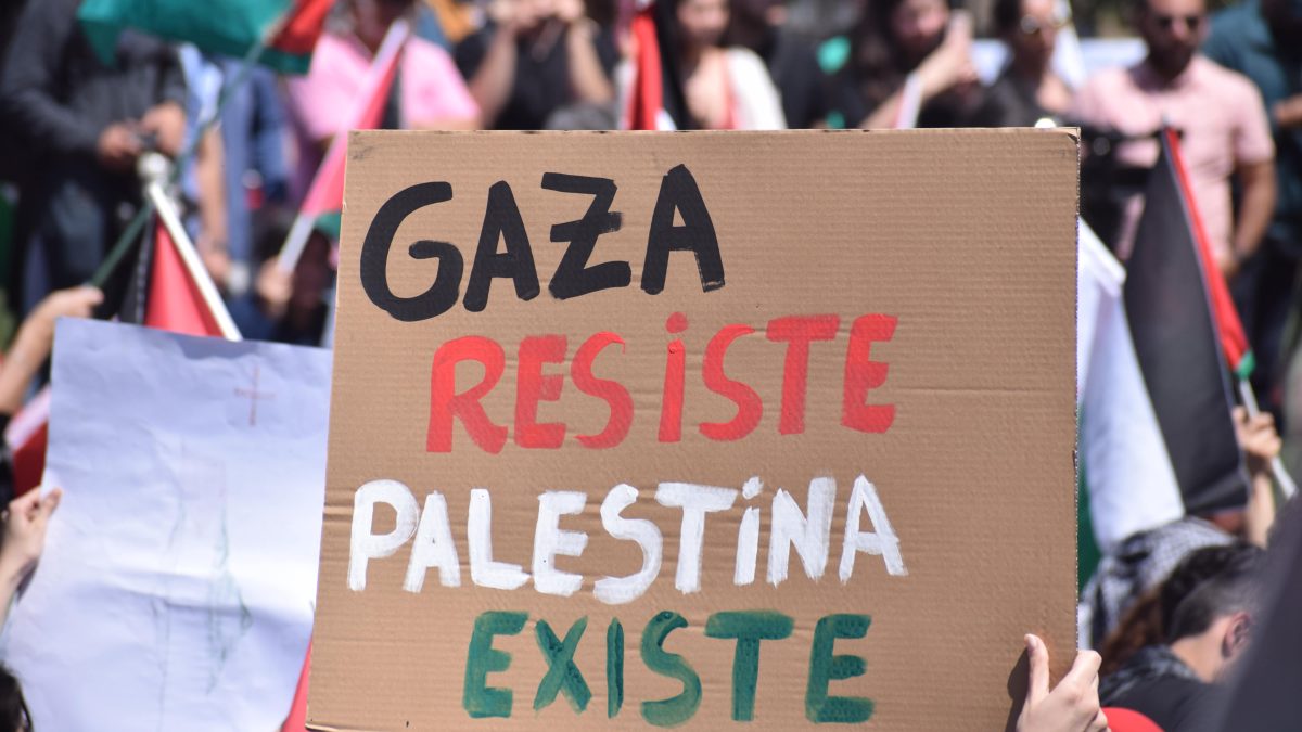 Cartel en manifestación fuera de La Moneda que dice "Gaza Resiste Palestina Existe" Fotografía por Francisco Lucero Robles