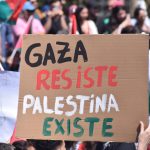 Cartel en manifestación fuera de La Moneda que dice "Gaza Resiste Palestina Existe" Fotografía por Francisco Lucero Robles